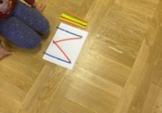 dzieci układają litery